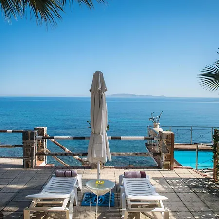 Appartement Exclusive Seaside Retreat With Shared Pool & Private Access