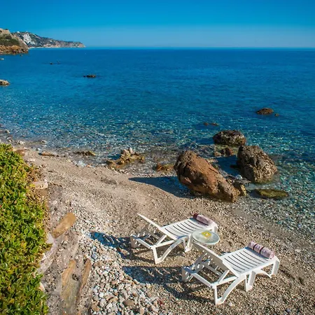 Exclusive Seaside Retreat With Shared Pool & Private Access Appartement *