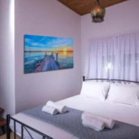 Exclusive Seaside Retreat With Shared Pool & Private Access Appartement