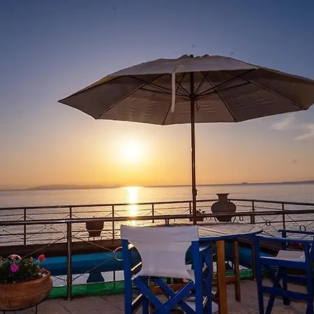 Exclusive Seaside Retreat With Shared Pool & Private Access Appartement