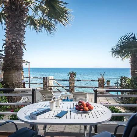 Exclusive Seaside Retreat With Shared Pool & Private Access *