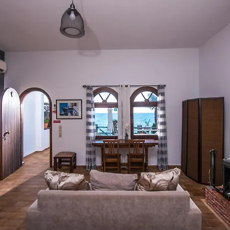 Apartment Exclusive Seaside Retreat With Shared Pool & Private Access *