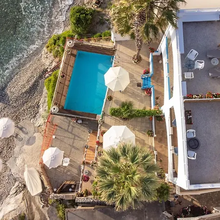 Exclusive Seaside Retreat With Shared Pool & Private Access