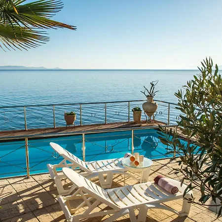 Exclusive Seaside Retreat With Shared Pool & Private Access