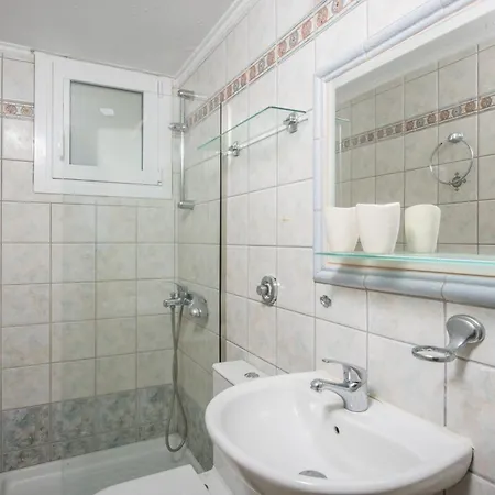 Exclusive Seaside Retreat With Shared Pool & Private Access Apartment *