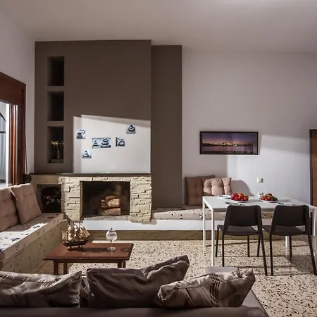Exclusive Seaside Retreat With Shared Pool & Private Access Apartment