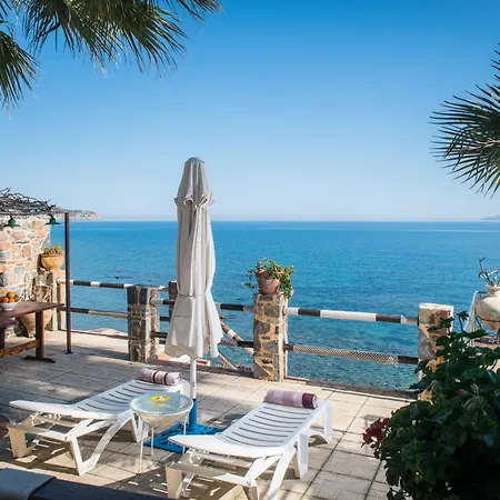Exclusive Seaside Retreat With Shared Pool & Private Access *