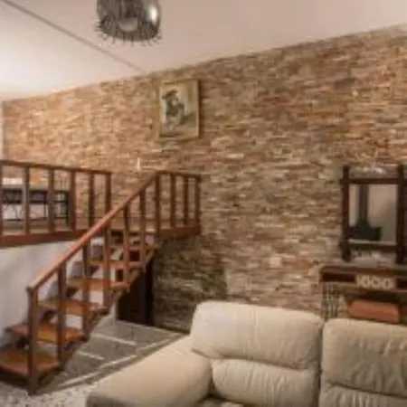 Exclusive Seaside Retreat With Shared Pool & Private Access *