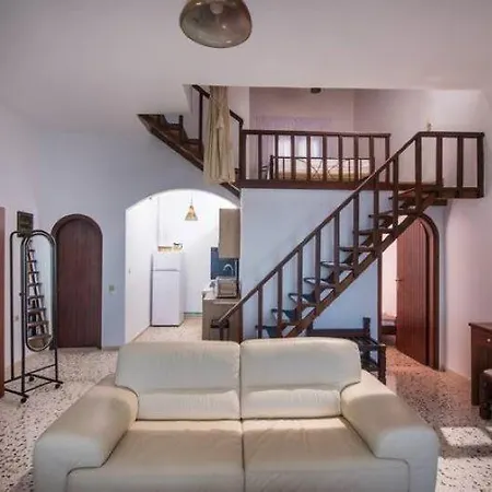 Exclusive Seaside Retreat With Shared Pool & Private Access Apartment *
