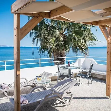 Exclusive Seaside Retreat With Shared Pool & Private Access *